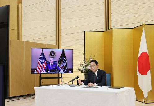 Photograph of the Prime Minister holding a video conference meeting with U.S. President Biden (4)