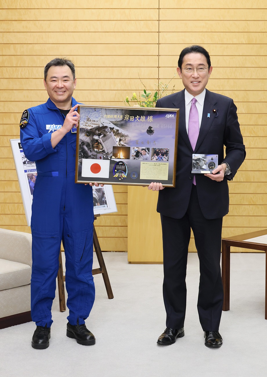 Photograph  of the Prime Minister holding a commemorative photograph session (2)