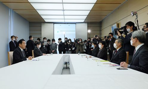 Photograph of the Prime Minister wrapping up an exchange of views (2)
