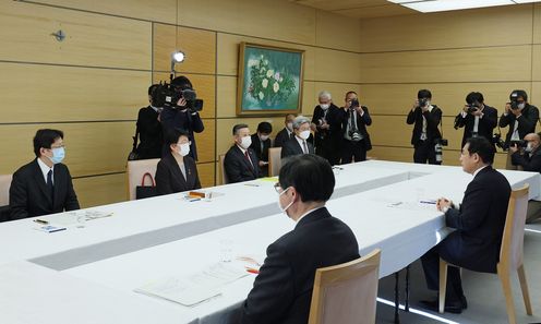 Photograph of the Prime Minister wrapping up an exchange of views (3)