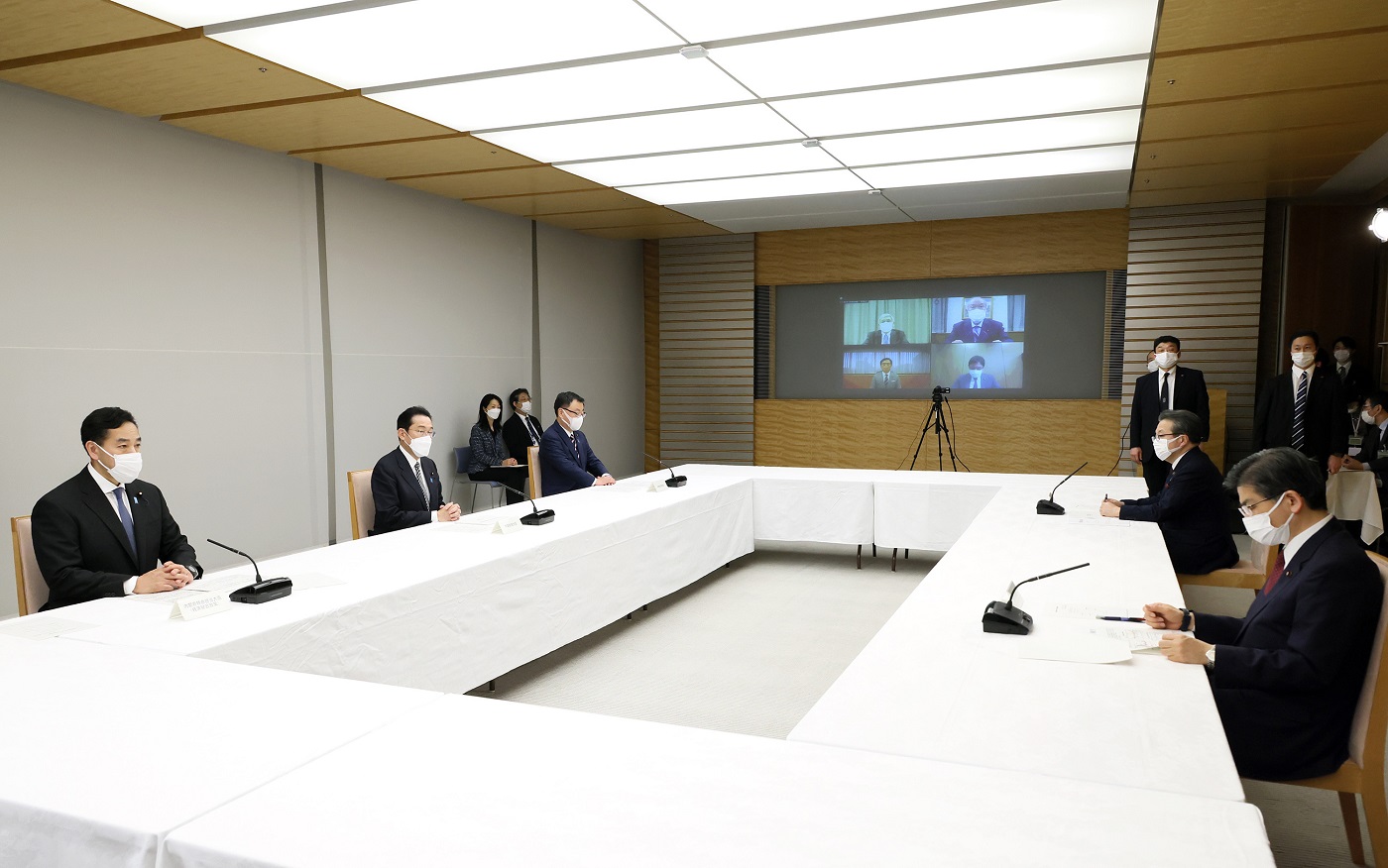 Photograph of the Prime Minister attending a meeting (5)