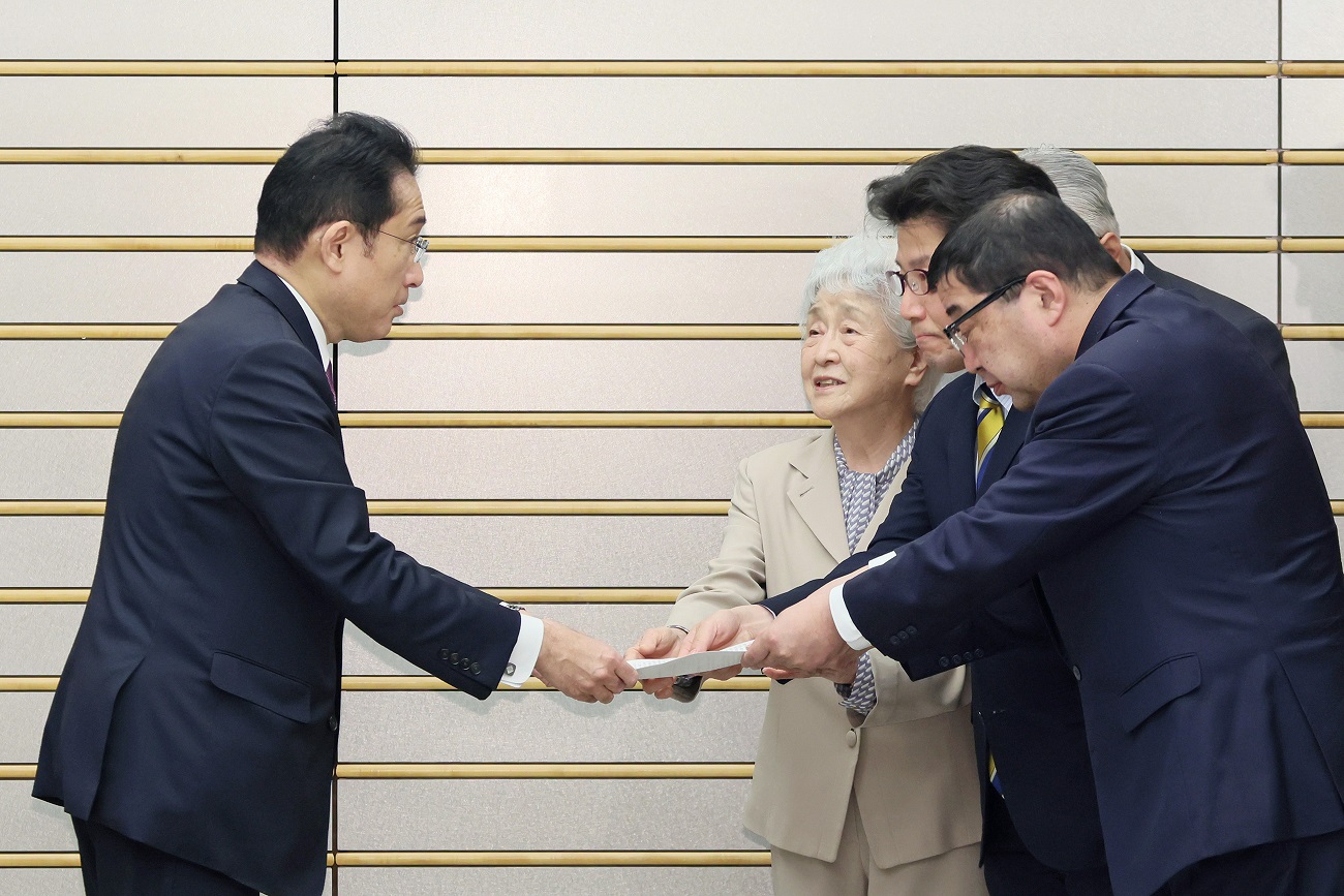 Photograph of the Prime Minister receiving an action policy (2)