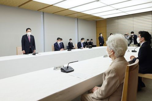Photograph of the Prime Minister holding a meeting (4)