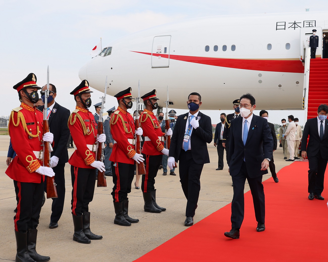 Photograph of the Prime Minister arriving in Cambodia (2)