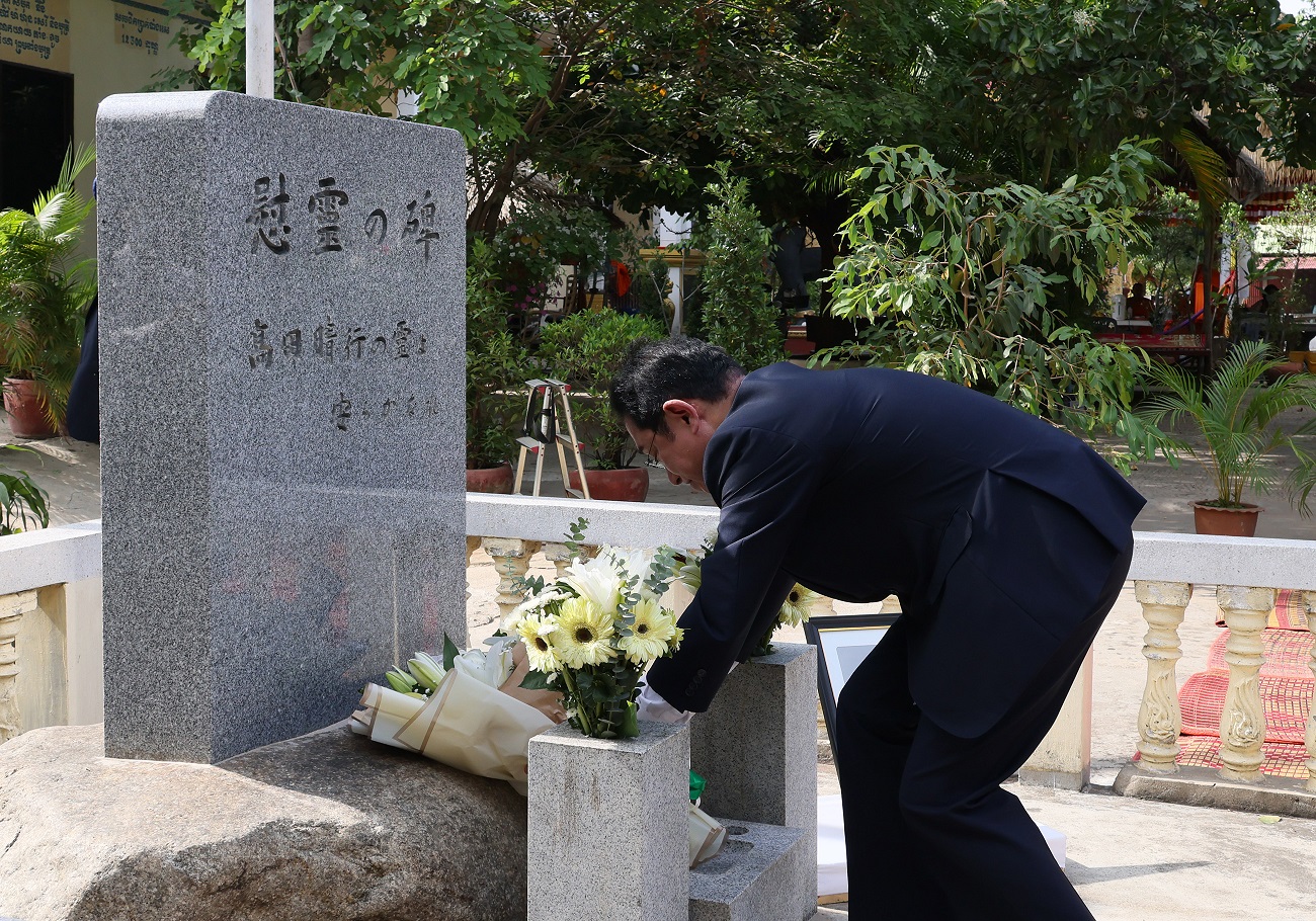 Photograph of the Prime Minister offering flowers at the memorial for the late Police Superintendent Mr. TAKADA Haruyuki (1)