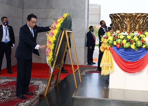 Photograph of the Prime Minister offering a wreath at the Independence Monument (2)