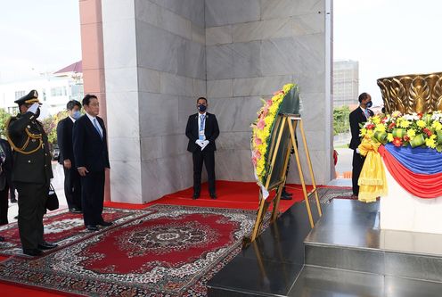 Photograph of the Prime Minister offering a wreath at the Independence Monument (3)