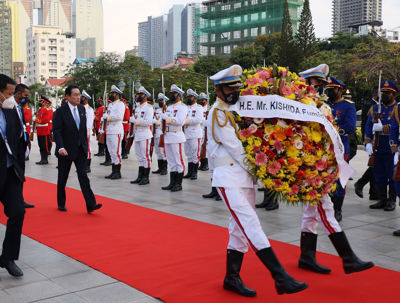 Ceremony to offer a wreath at the Royal Memorial Statue of His Majesty Preah Bat Samdech Preah Norodom Sihanouk (1)