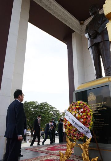 Ceremony to offer a wreath at the Royal Memorial Statue of His Majesty Preah Bat Samdech Preah Norodom Sihanouk (2)