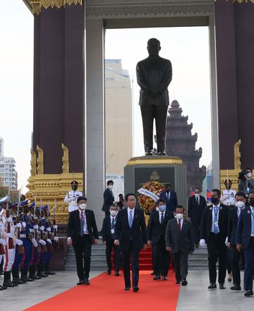 Ceremony to offer a wreath at the Royal Memorial Statue of His Majesty Preah Bat Samdech Preah Norodom Sihanouk (3)