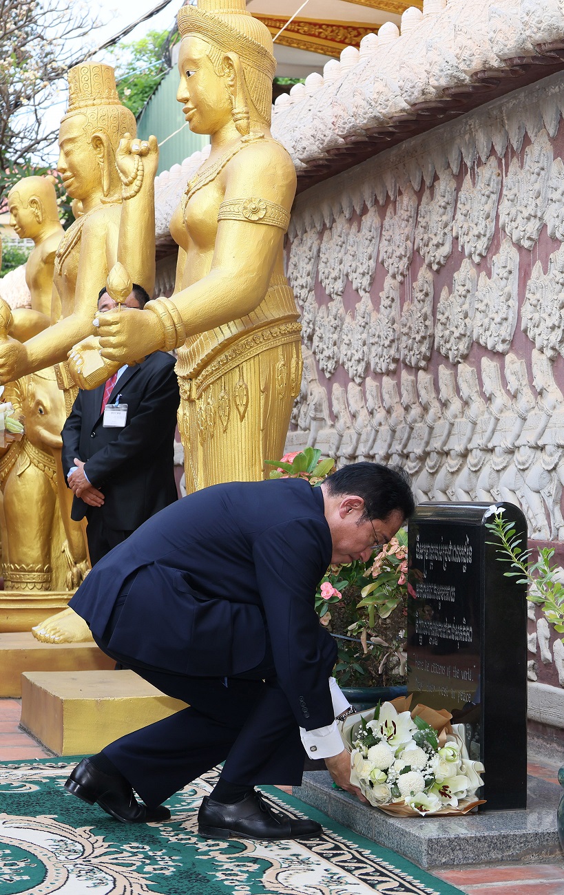 Photograph of the Prime Minister offering flowers at the memorial for the late UNV Mr. NAKATA Atsuhiko (1)