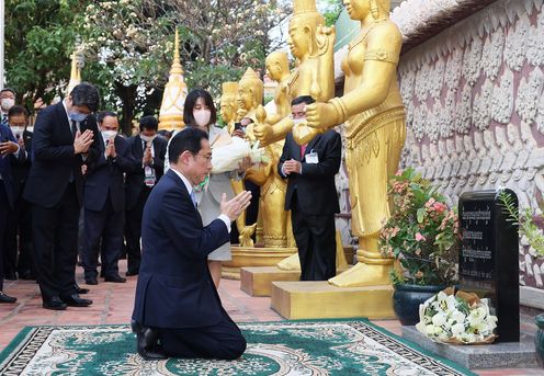 Photograph of the Prime Minister offering flowers at the memorial for the late UNV Mr. NAKATA Atsuhiko (2)