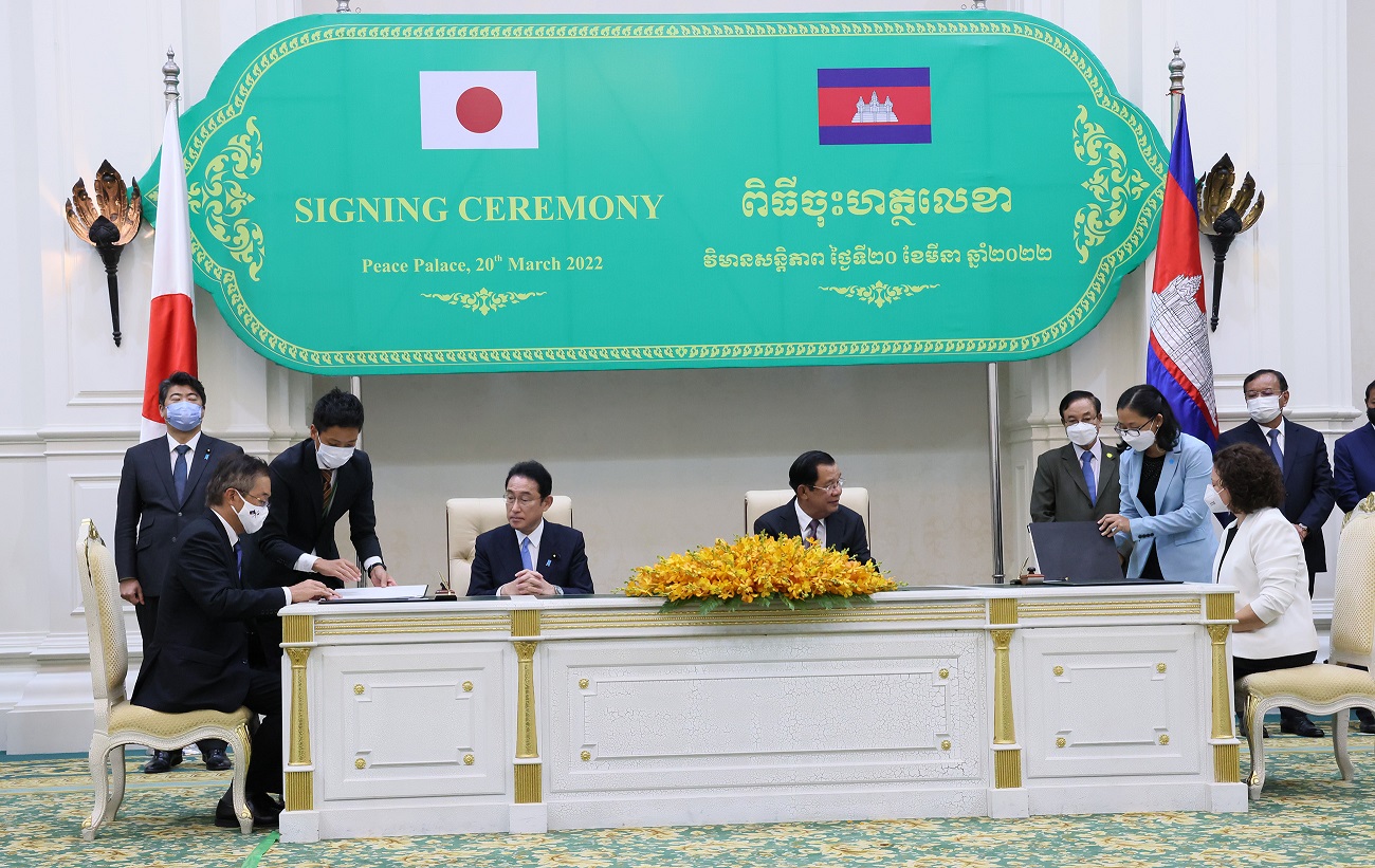 Signing ceremony (1)