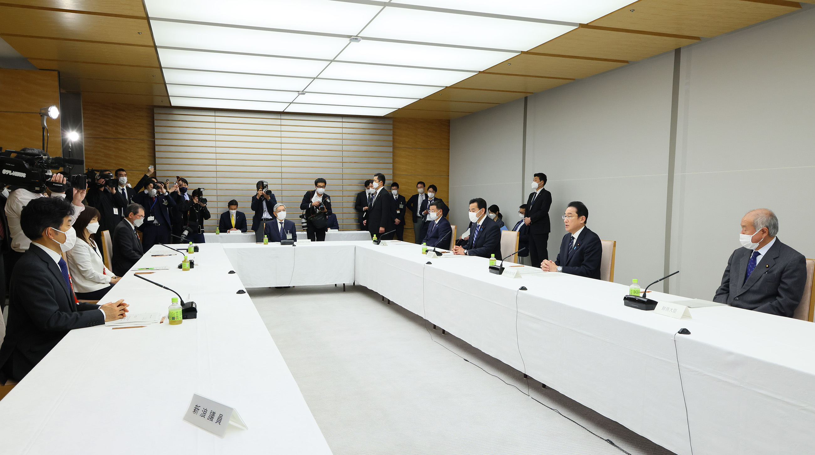Photograph of the Prime Minister wrapping up a meeting (5)