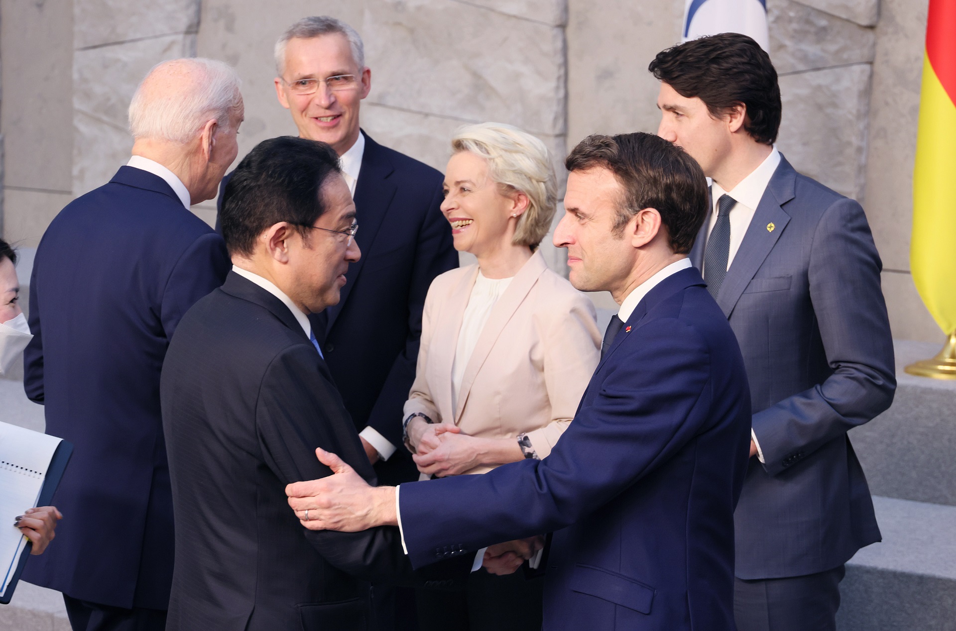 Photograph of the group photograph session with the G7 leaders (1)