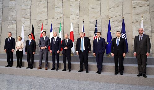 Photograph of the group photograph session with the G7 leaders (3)