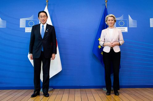 Photograph of the Prime Minister holding a summit meeting with European Commission President Ursula von der Leyen (photo courtesy of the EU) (2)