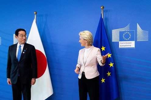 Photograph of the Prime Minister holding a summit meeting with European Commission President Ursula von der Leyen (photo courtesy of the EU) (3)
