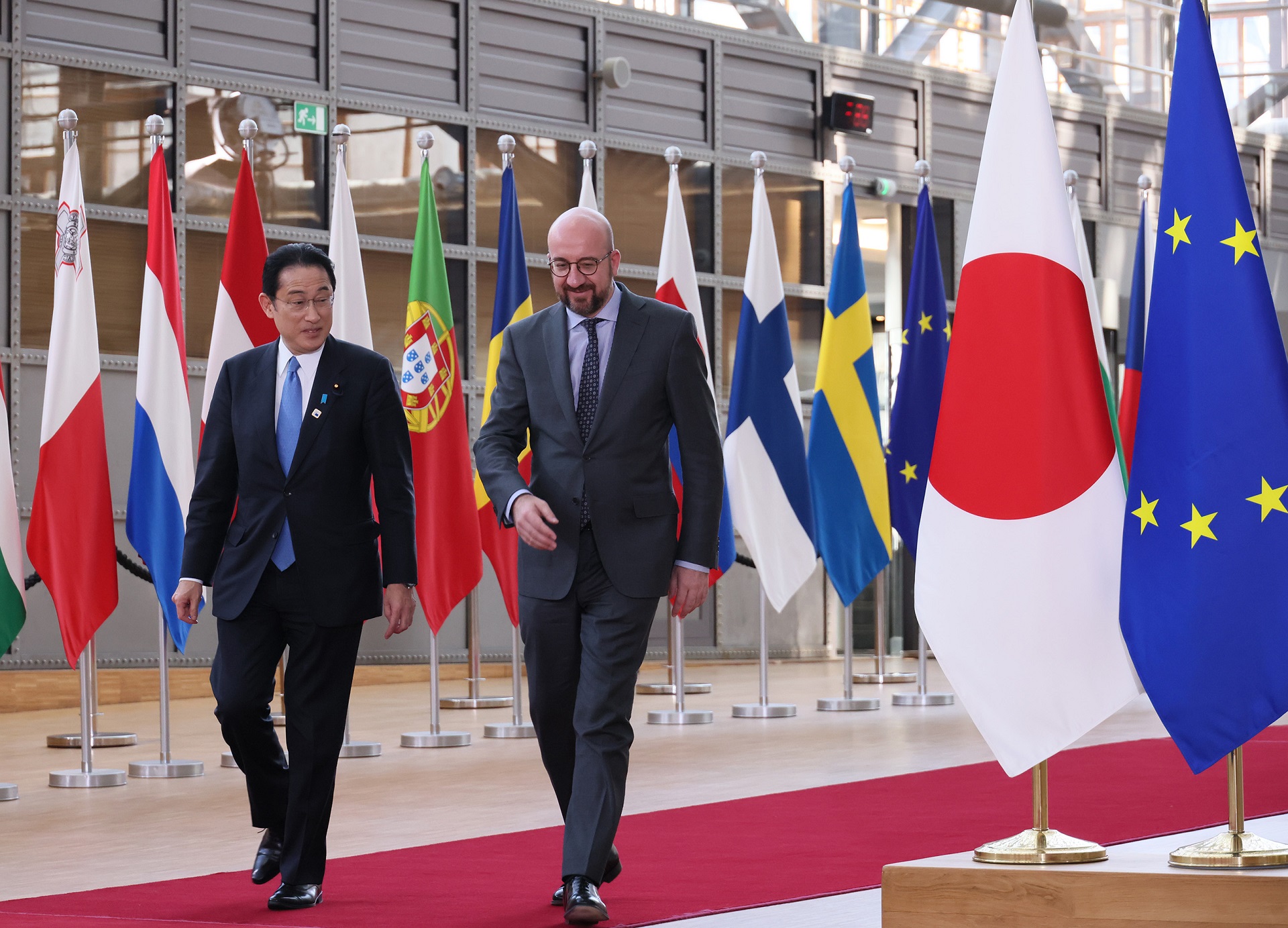 Photograph of the Prime Minister holding a summit meeting with European Council President Charles Michel (1)