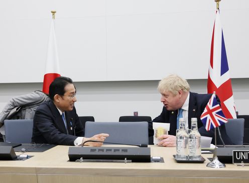 Photograph of the Prime Minister holding a summit meeting with U.K. Prime Minister Boris Johnson (2)