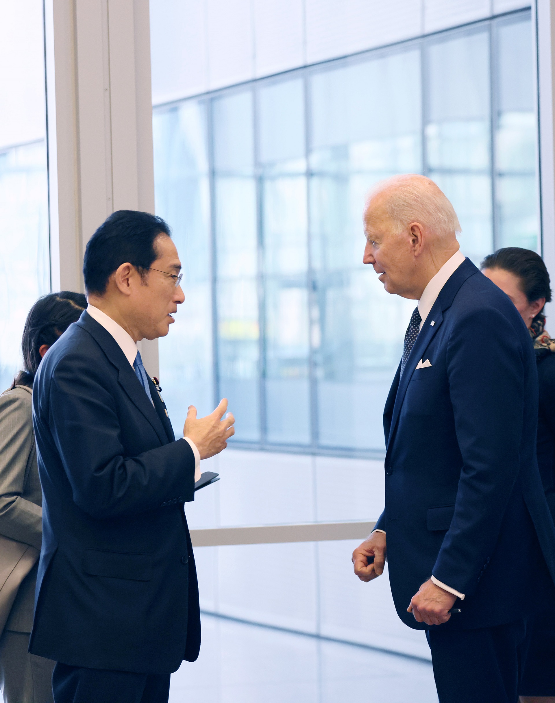Photograph of the Prime Minister discussing with U.S. President Joseph R. Biden, Jr. (1)