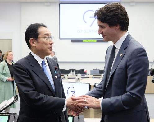 Photograph of the Prime Minister discussing with Canadian Prime Minister Justin Trudeau