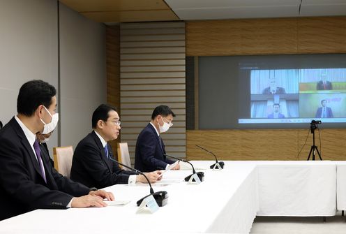 Photograph of the Prime Minister attending a meeting (3)