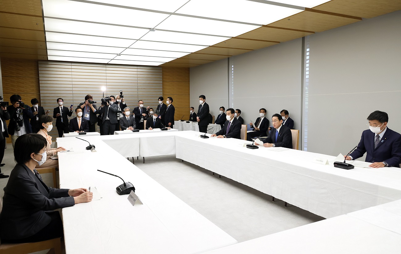 Photograph of the Prime Minister attending a meeting (6)