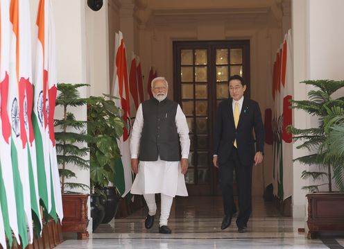 Photograph of the Prime Ministers heading to a summit meeting (1)