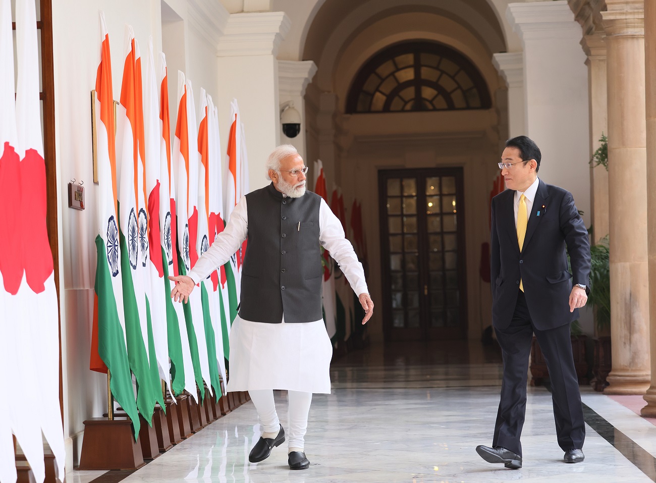 Photograph of the Prime Ministers heading to a summit meeting (3)