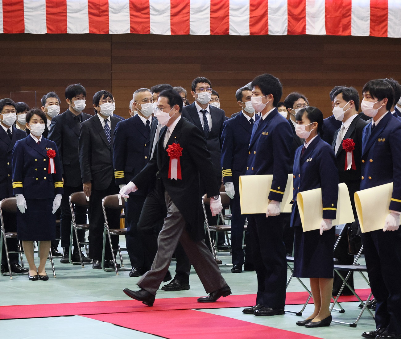 Photograph of the Prime Minister attending the graduation ceremony 