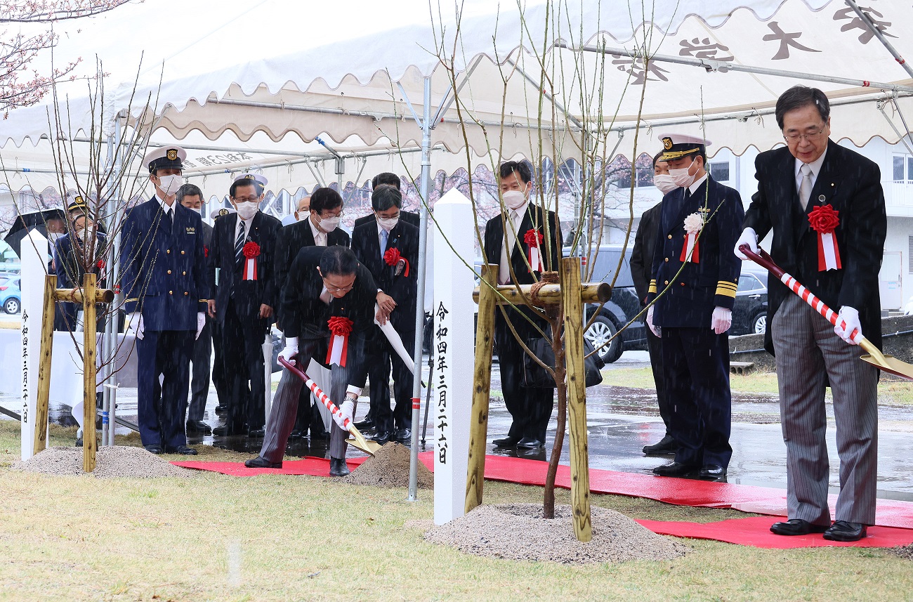 Photograph of the Prime Minister planting a commemorative tree (1)
