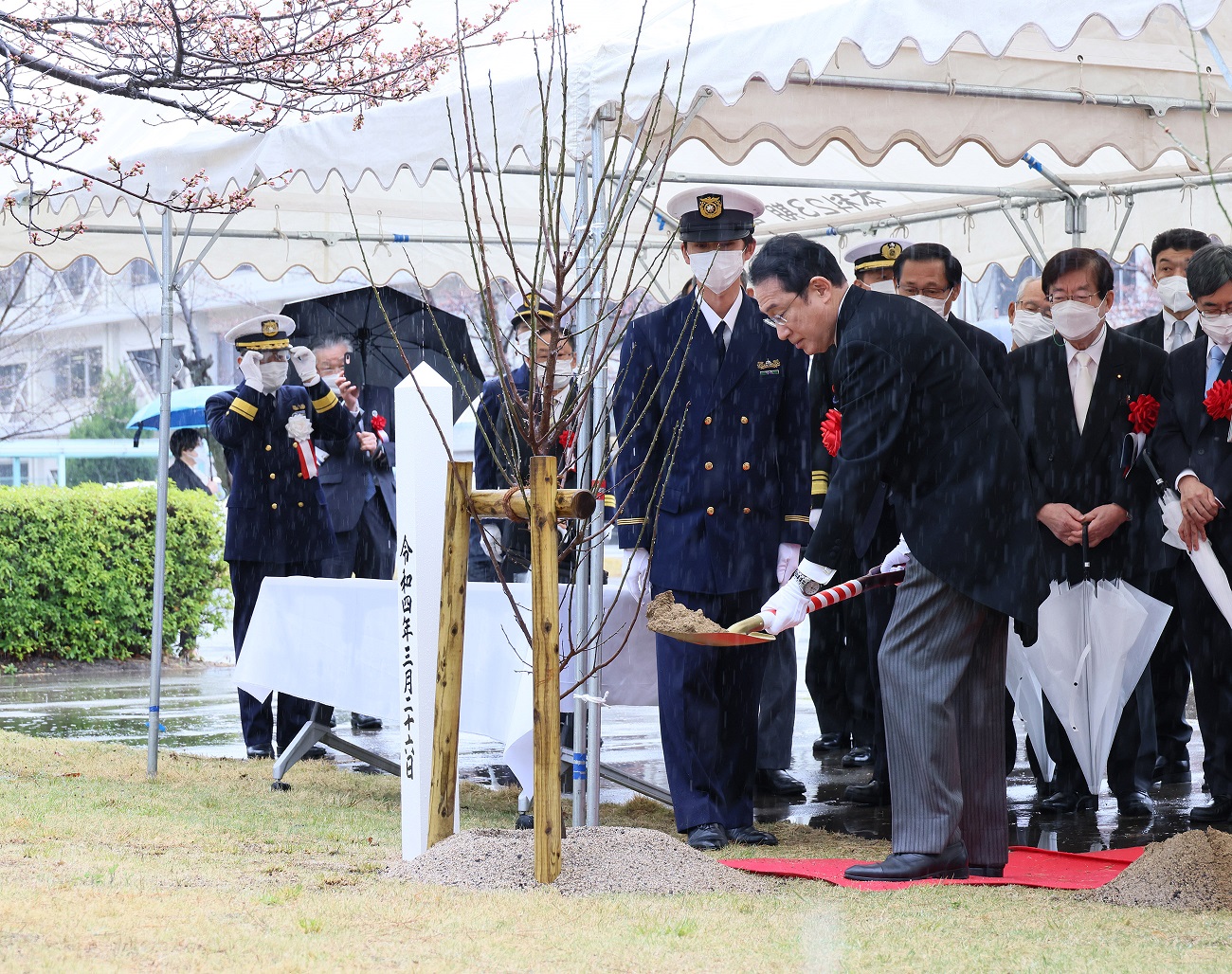 Photograph of the Prime Minister planting a commemorative tree (2)