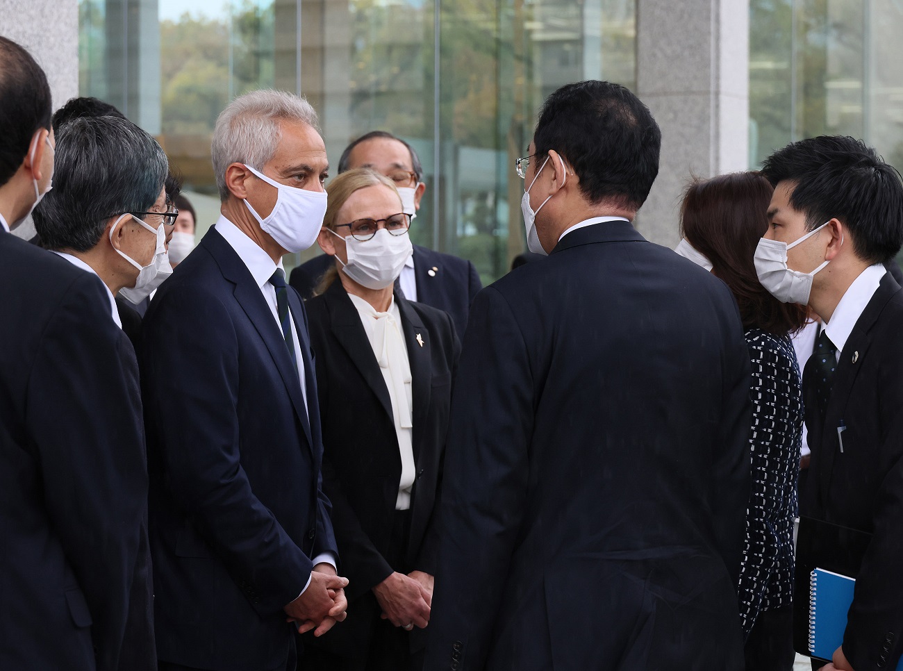 Photograph of the Prime Minister conversing with U.S. Ambassador to Japan Rahm Emanuel