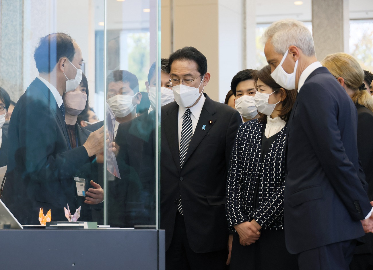Photograph of the Prime Minister visiting the Hiroshima Peace Memorial Museum