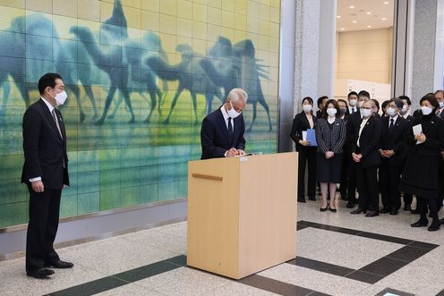 Photograph of the Prime Minister watching U.S. Ambassador to Japan Rahm Emanuel signing a visitors’ book