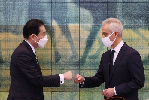 Photograph of the Prime Minister exchanging greetings with U.S. Ambassador to Japan Rahm Emanuel