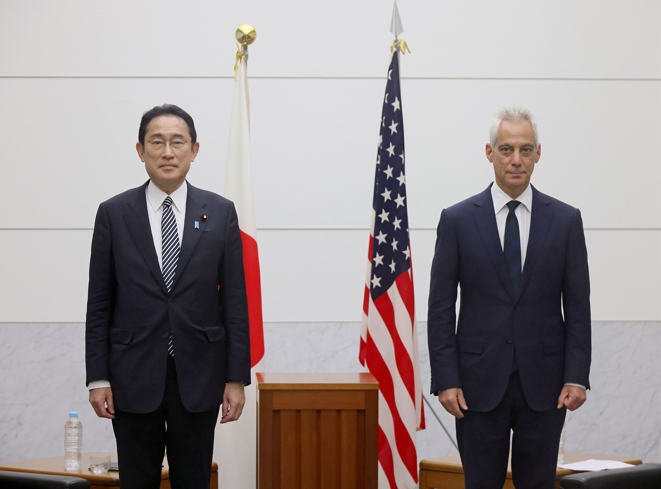 Photograph of the Prime Minister receiving a courtesy call from U.S. Ambassador to Japan Rahm Emanuel (1)