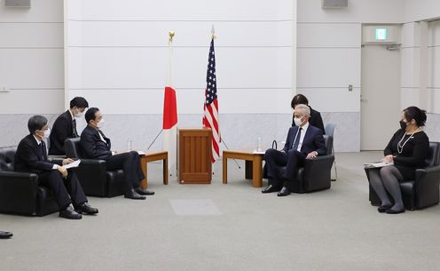 Photograph of the Prime Minister receiving a courtesy call from U.S. Ambassador to Japan Rahm Emanuel (2)