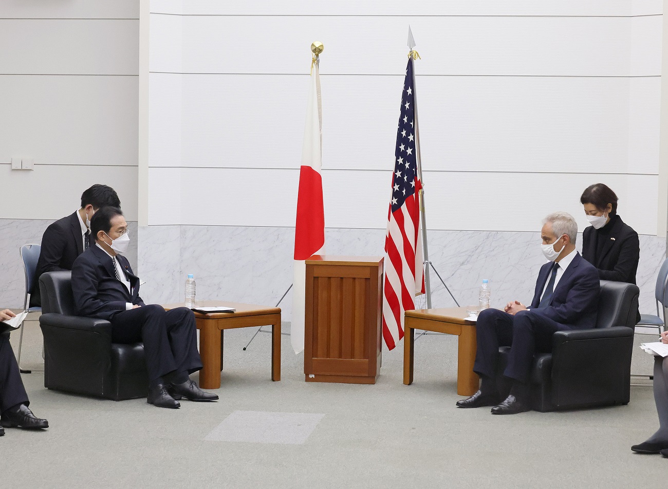 Photograph of the Prime Minister receiving a courtesy call from U.S. Ambassador to Japan Rahm Emanuel (3)