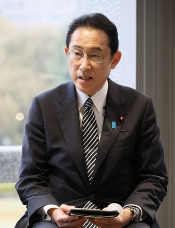Photograph of the Prime Minister speaking in a small group talk (1)