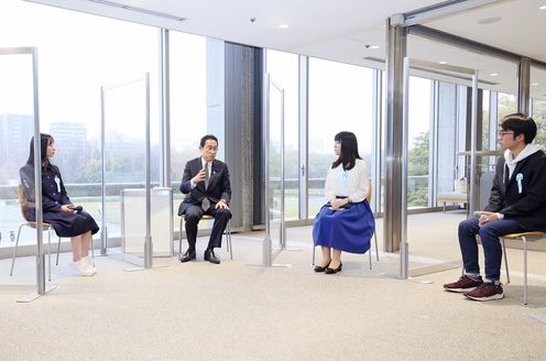 Photograph of the Prime Minister speaking in a small group talk (3)