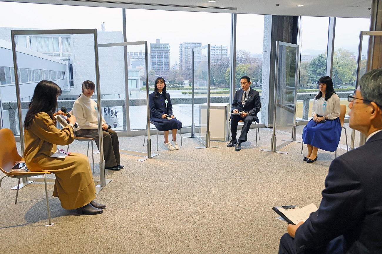 Photograph of the Prime Minister listening to participants in a small group talk (2)