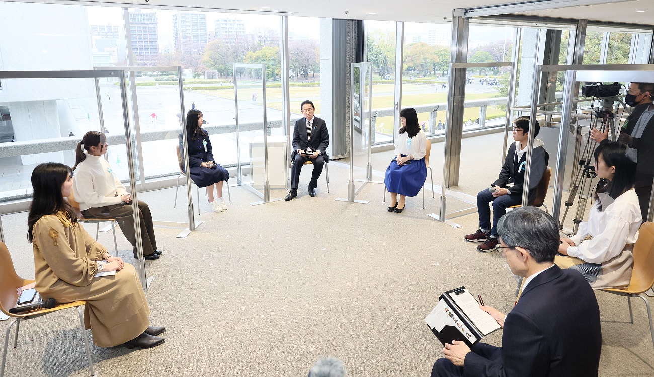 Photograph of the Prime Minister speaking in a small group talk (4)
