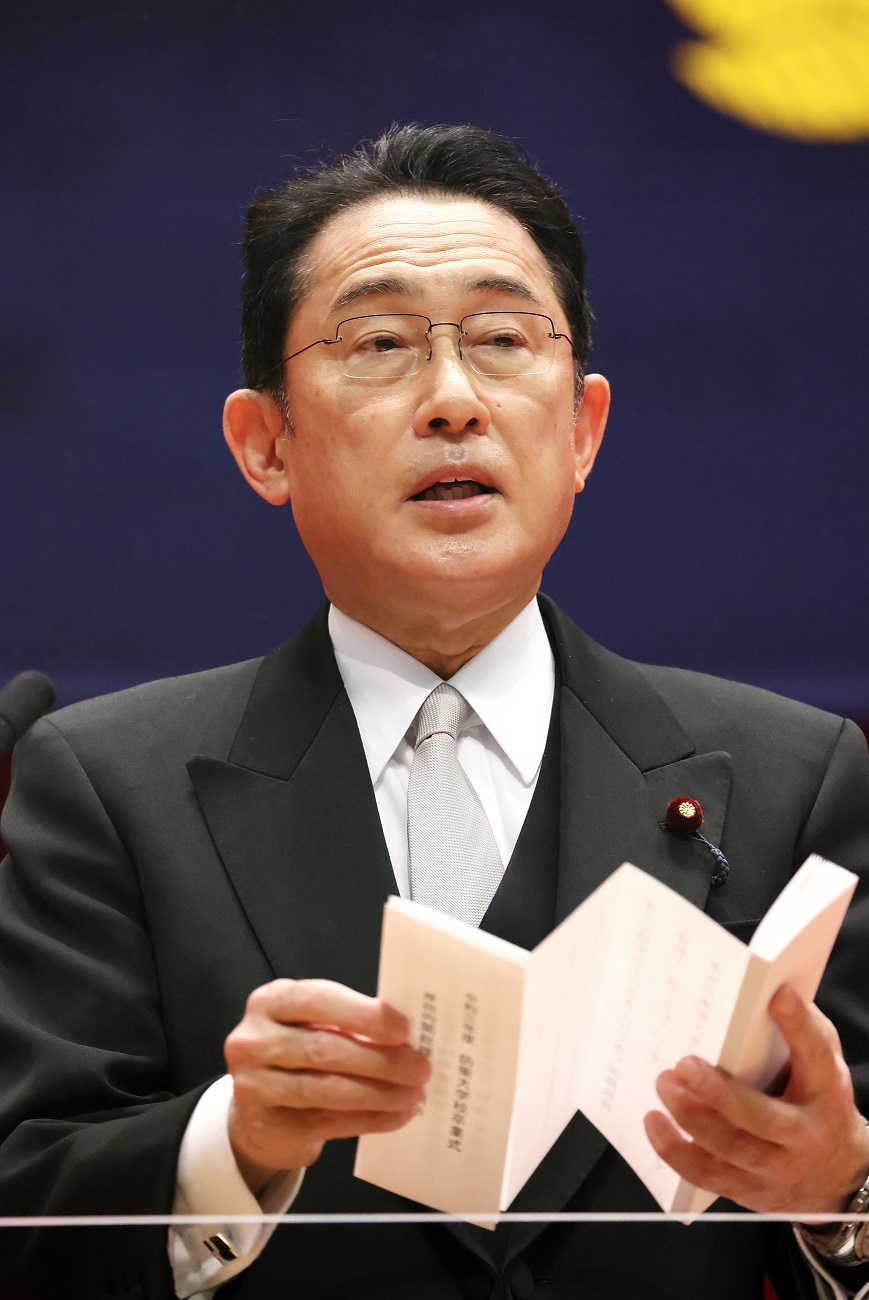 Photograph of the Prime Minister holding a congratulatory address (2)