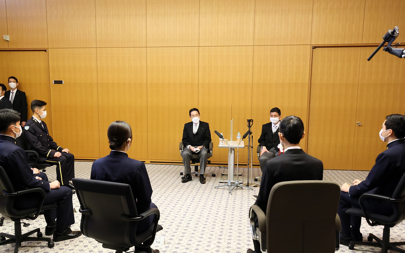 Photograph of the Prime Minister sitting down to talk with a small group of students (1)