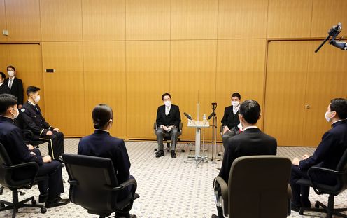 Photograph of the Prime Minister sitting down to talk with a small group of students (1)