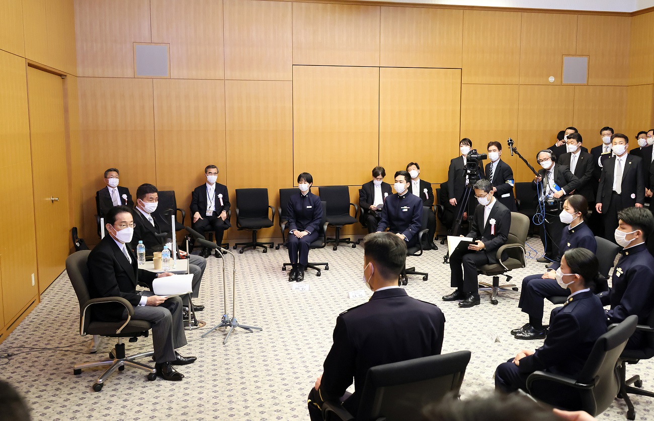 Photograph of the Prime Minister sitting down to talk with a small group of students (2)