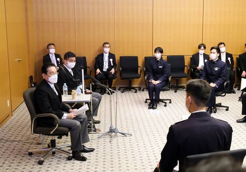 Photograph of the Prime Minister sitting down to talk with a small group of students (3)