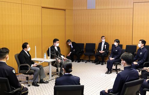 Photograph of the Prime Minister sitting down to talk with a small group of students (5)
